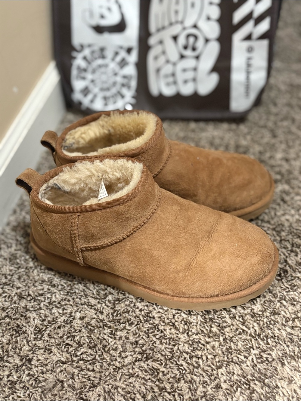 Women’s Classic Ultra Mini Uggs Size 9